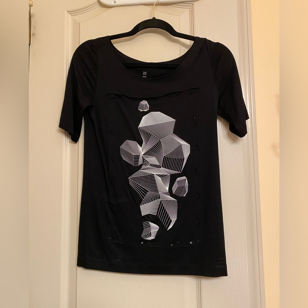 XD Xenia Design Top with cool pattern design with safety pins.